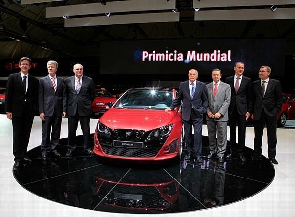 Die SEAT Vorstände mit dem Ibiza Bocanegra auf der Barcelona Motorshow. Foto:SEAT Deutschland GmbH